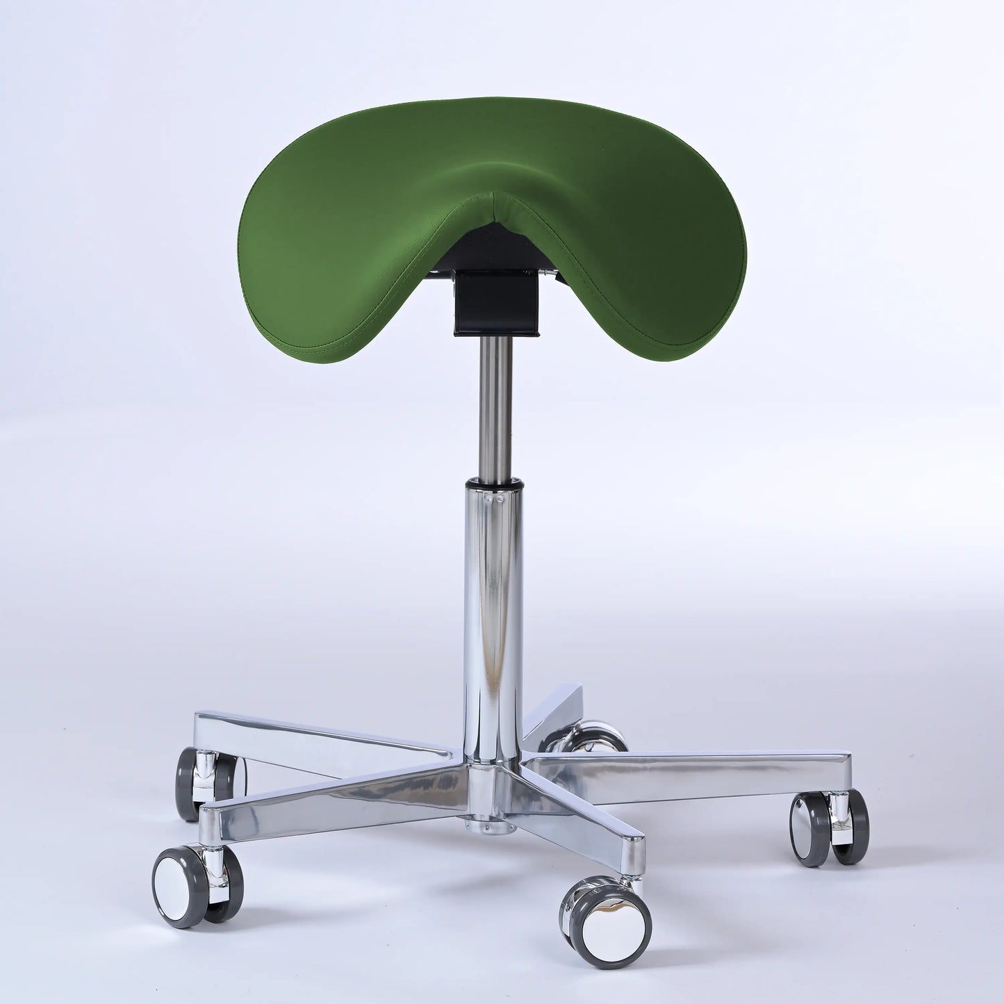 Sattelhocker Garwin – Gestell chrom mit Rollen – ergonomischer Sattelstuhl - olivgrün (4943) / Ohne Fußstütze - Lacontaire