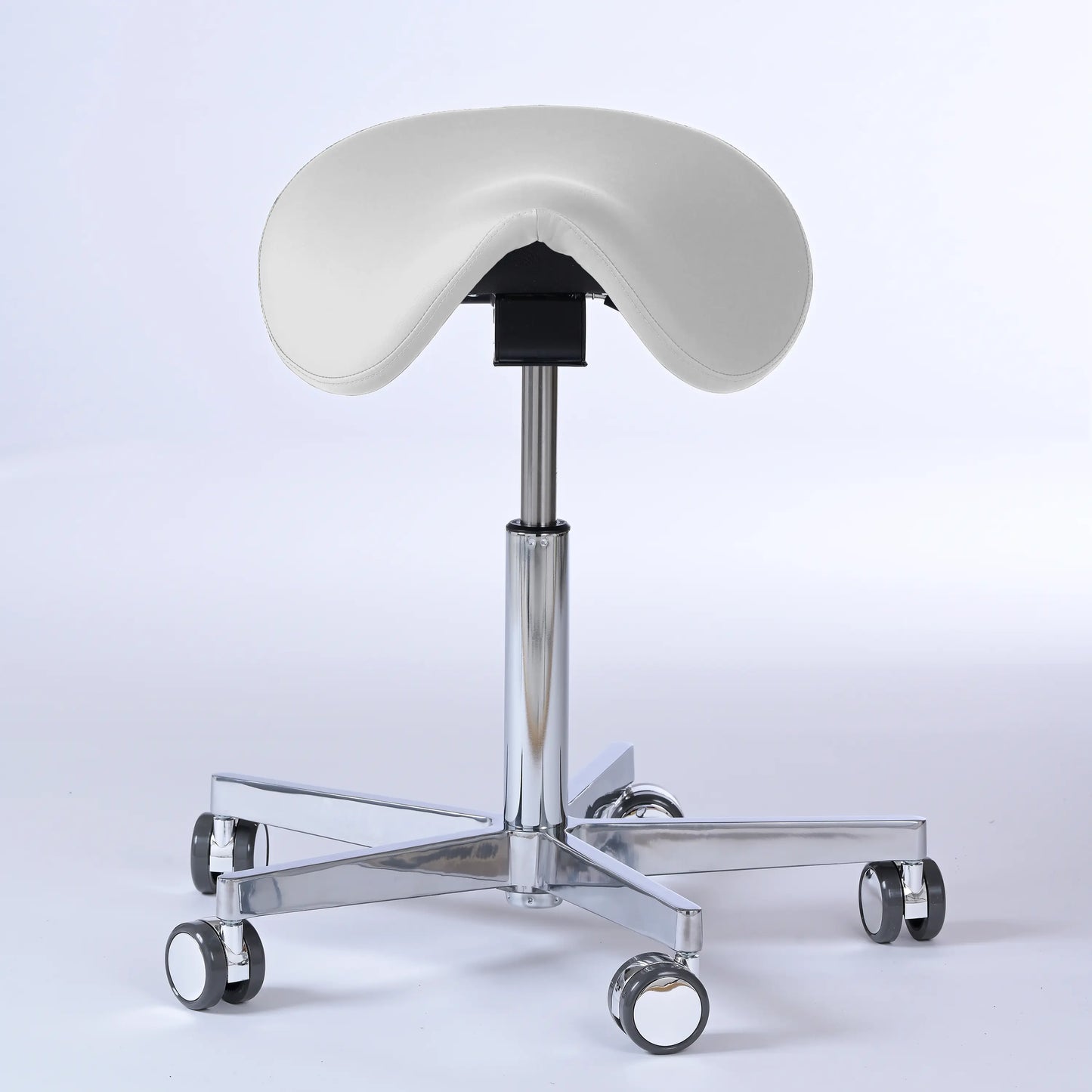 Sattelhocker Garwin – Gestell chrom mit Rollen – ergonomischer Sattelstuhl - weiß (4903) / Ohne Fußstütze - Lacontaire