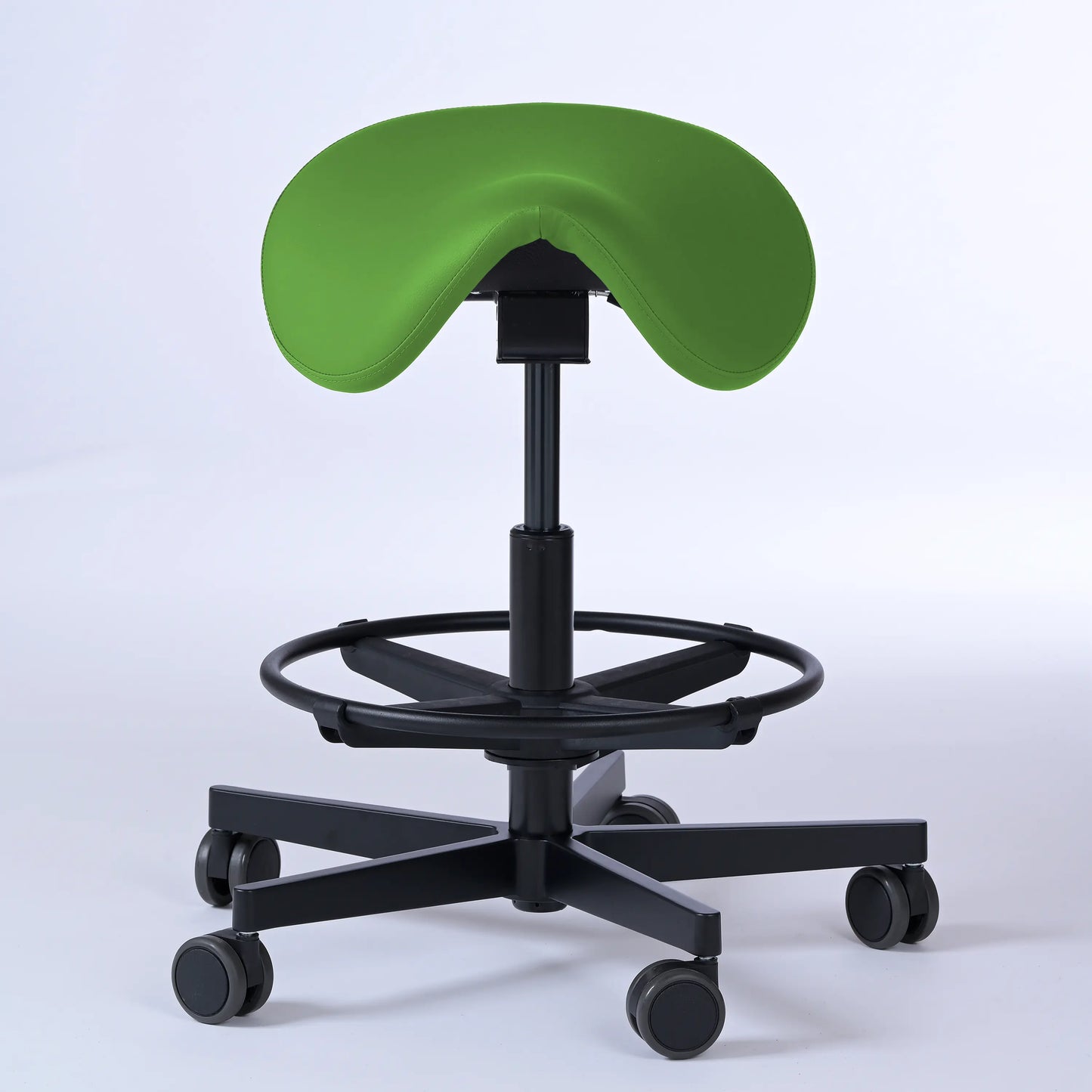 Sattelhocker Garwin – Gestell Aluminium mit Rollen - ergonomischer Sattelstuhl - grün (4941) / Mit Fußstütze - Lacontaire