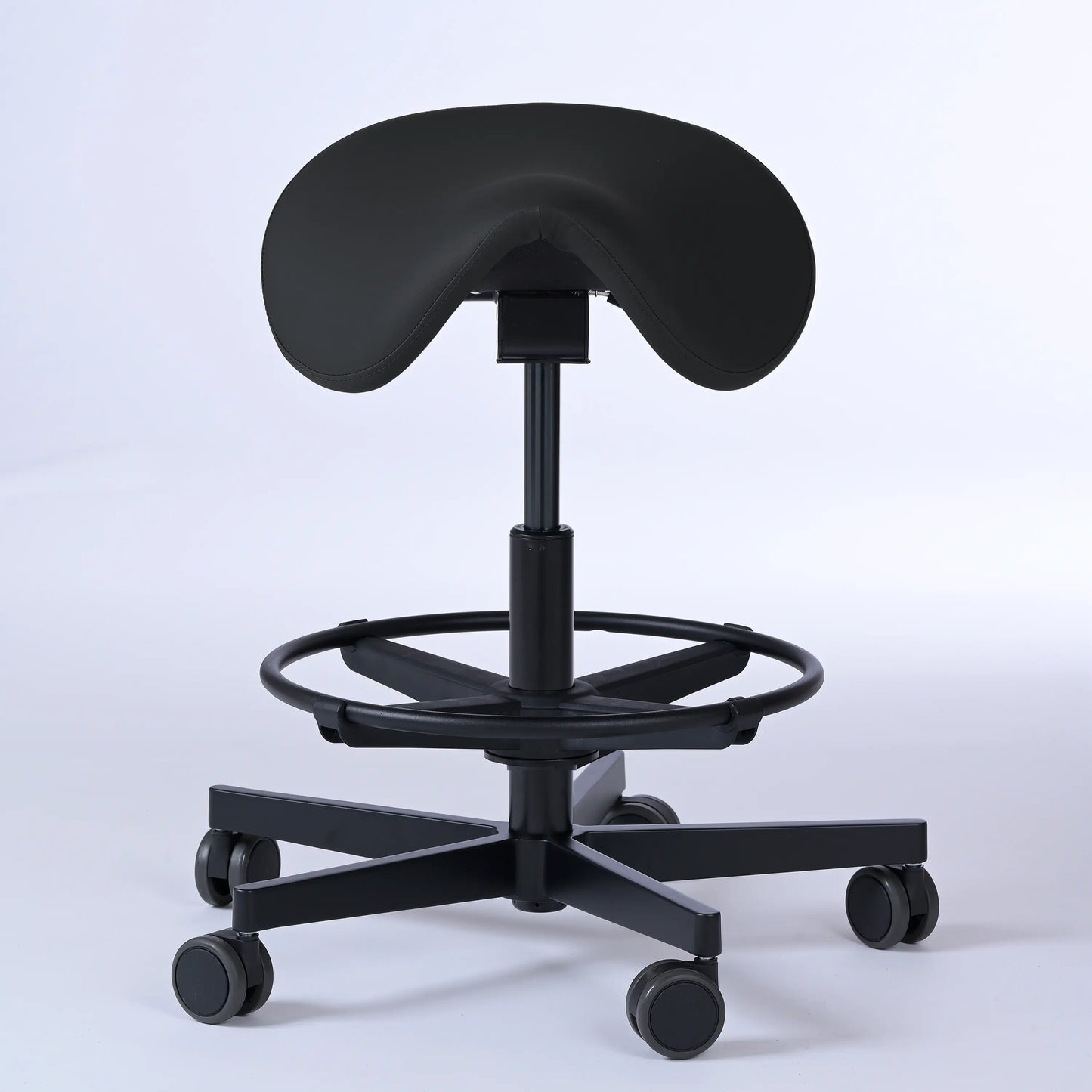 Sattelhocker Garwin – Gestell Aluminium mit Rollen - ergonomischer Sattelstuhl - schwarz (4979) / Mit Fußstütze - Lacontaire