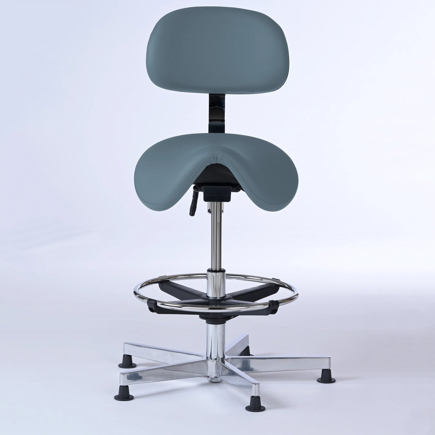 Stehhocker mit Rückenlehne Garwin – Gestell chrom mit Gleitern -  ergonomischer Sattelhocker - graublau (4902) / Mit Fußstütze - Lacontaire