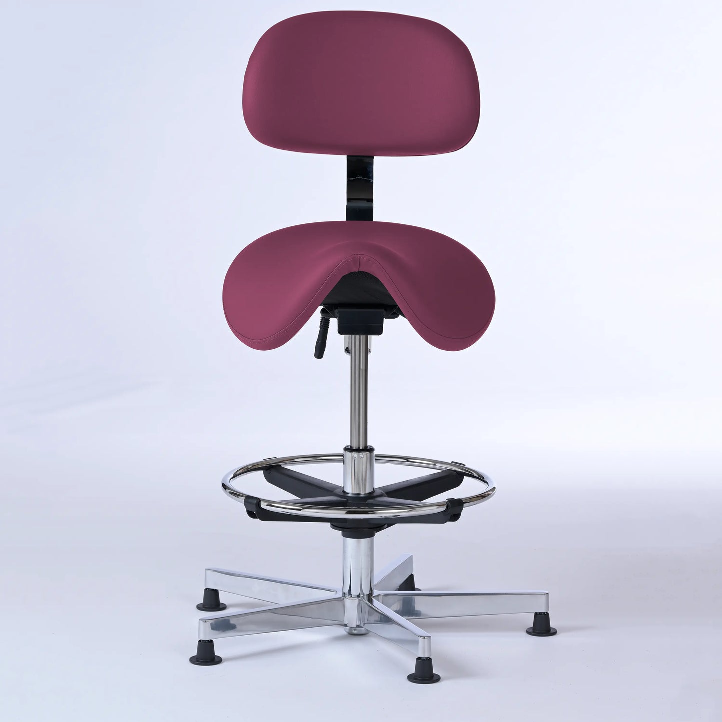 Stehhocker mit Rückenlehne Garwin – Gestell chrom mit Gleitern -  ergonomischer Sattelhocker - lila (4958) / Mit Fußstütze - Lacontaire