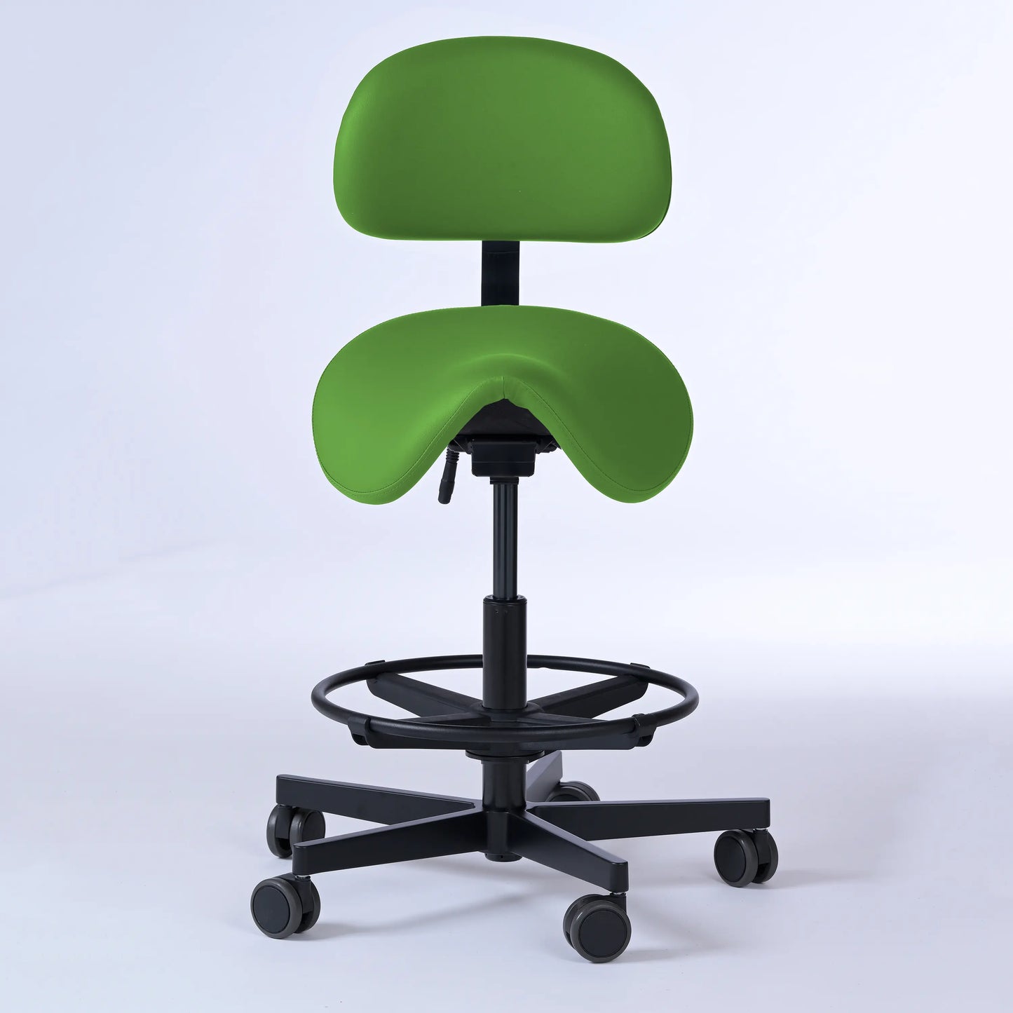 Sattelhocker mit Rückenlehne Garwin – Gestell Aluminium mit Rollen – ergonomischer Sattelstuhl - grün (4941) / Mit Fußstütze -Lacontaire