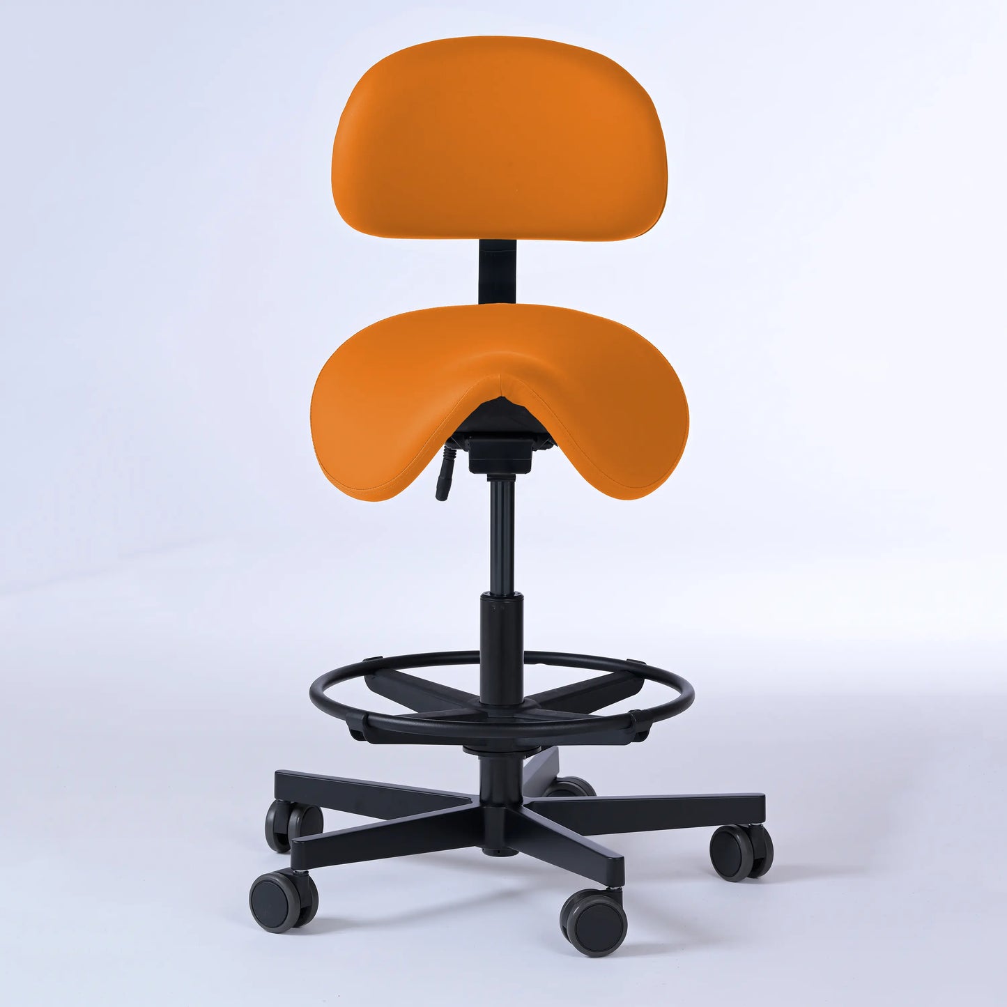 Sattelhocker mit Rückenlehne Garwin – Gestell Aluminium mit Rollen – ergonomischer Sattelstuhl - orange (4947) / Mit Fußstütze -Lacontaire
