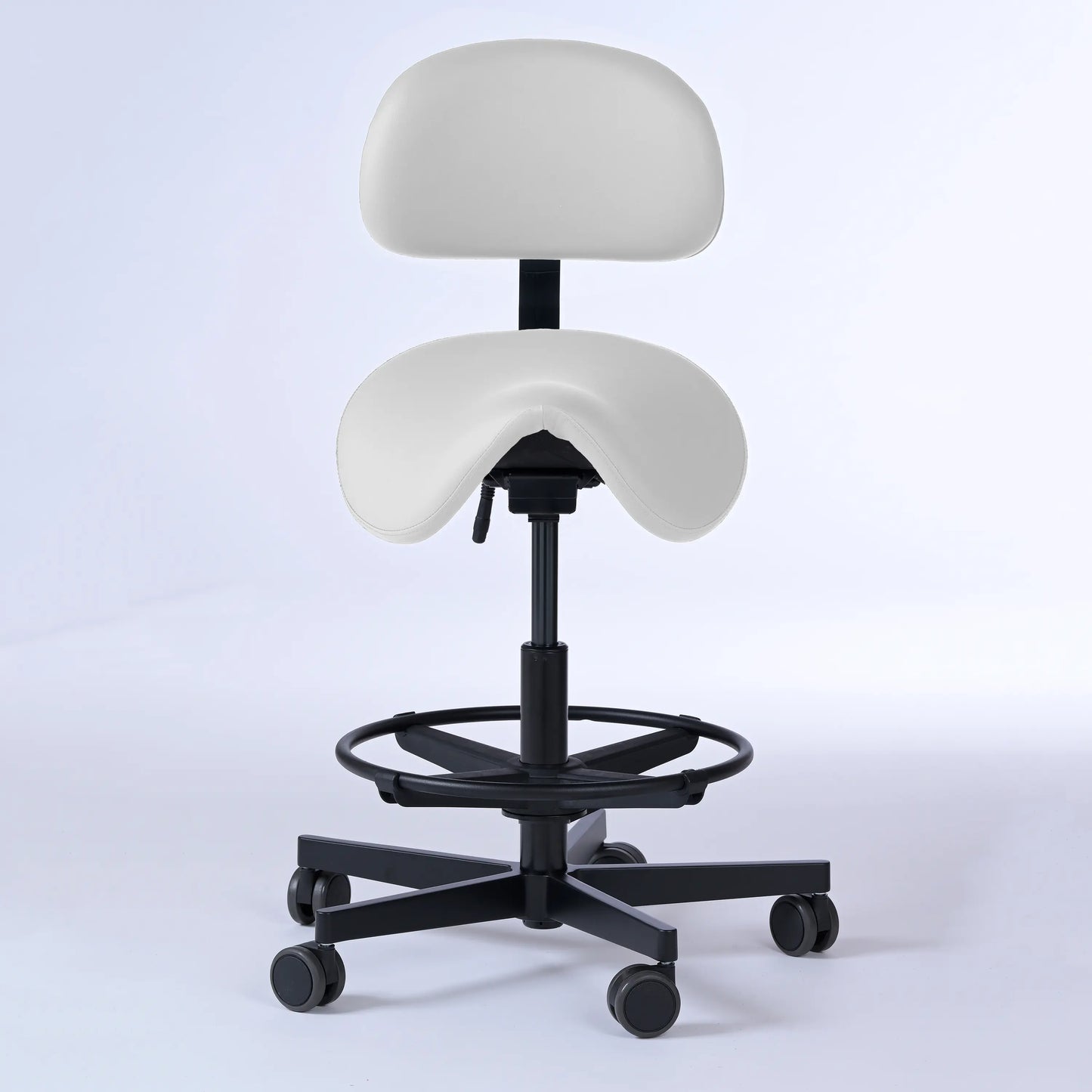 Sattelhocker mit Rückenlehne Garwin – Gestell Aluminium mit Rollen – ergonomischer Sattelstuhl - weiß (4903) / Mit Fußstütze -Lacontaire