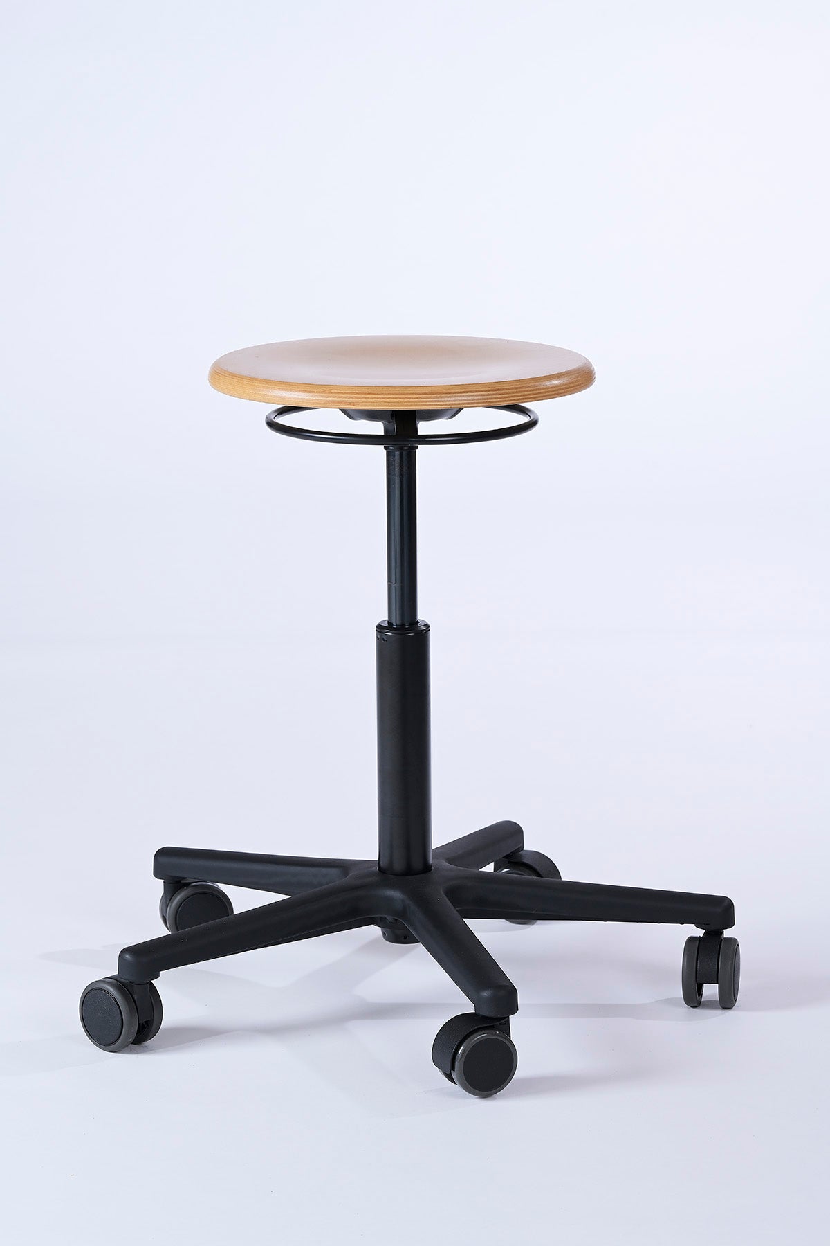 Dustin Arbeitshocker mit beschichteter Buchenholz-Sitzfläche, 65 mm Rollen und 360° Drehfunktion – ideal für Werkstatt, Labor und Technikräume