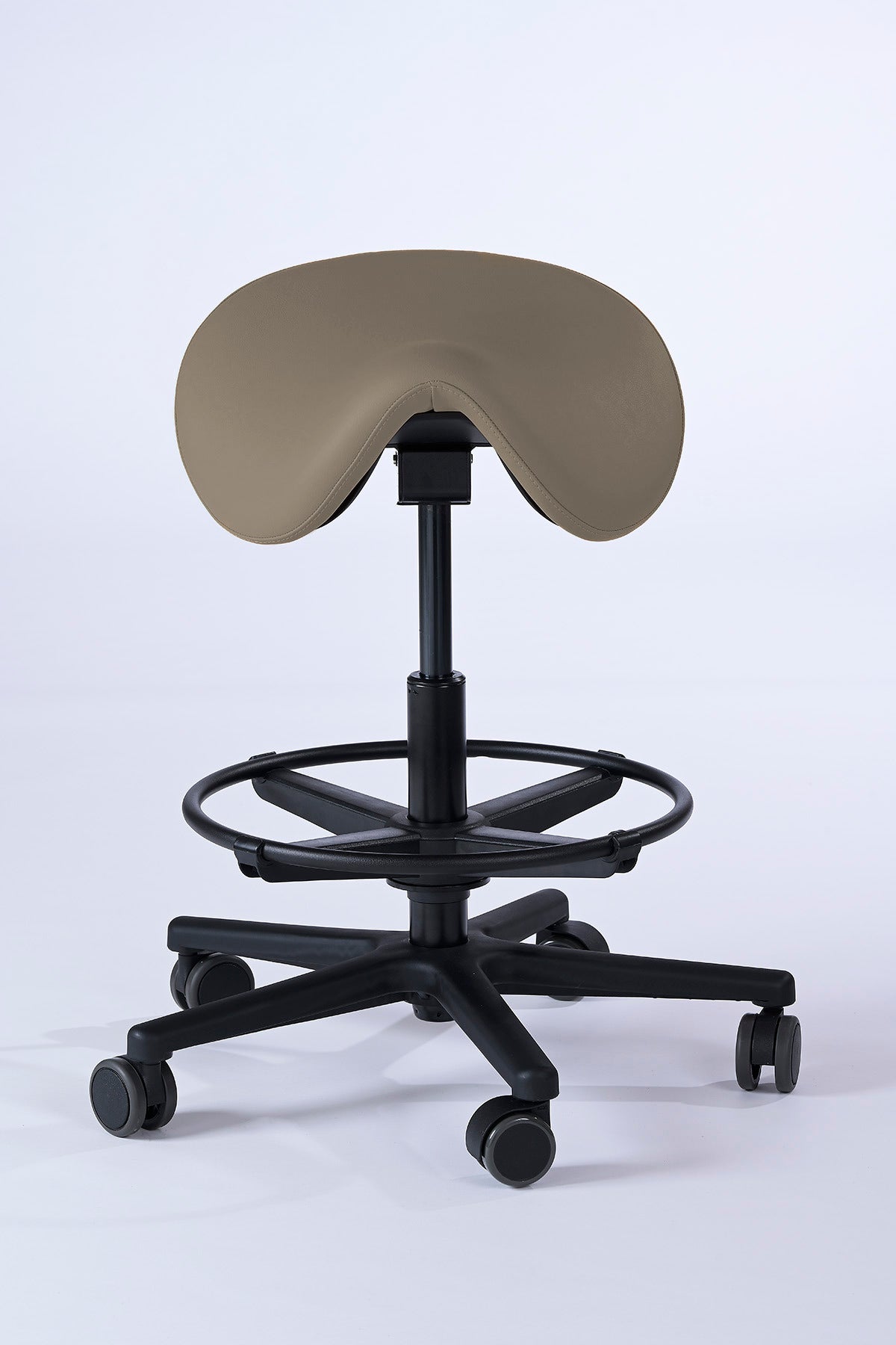 Garwin Sattelhocker in cinder mit ergonomisch geformtem Sitz, stufenlos verstellbarer Neigung und Fußstütze – ideal für Praxis, Klinik, Kosmetik oder Friseursalon