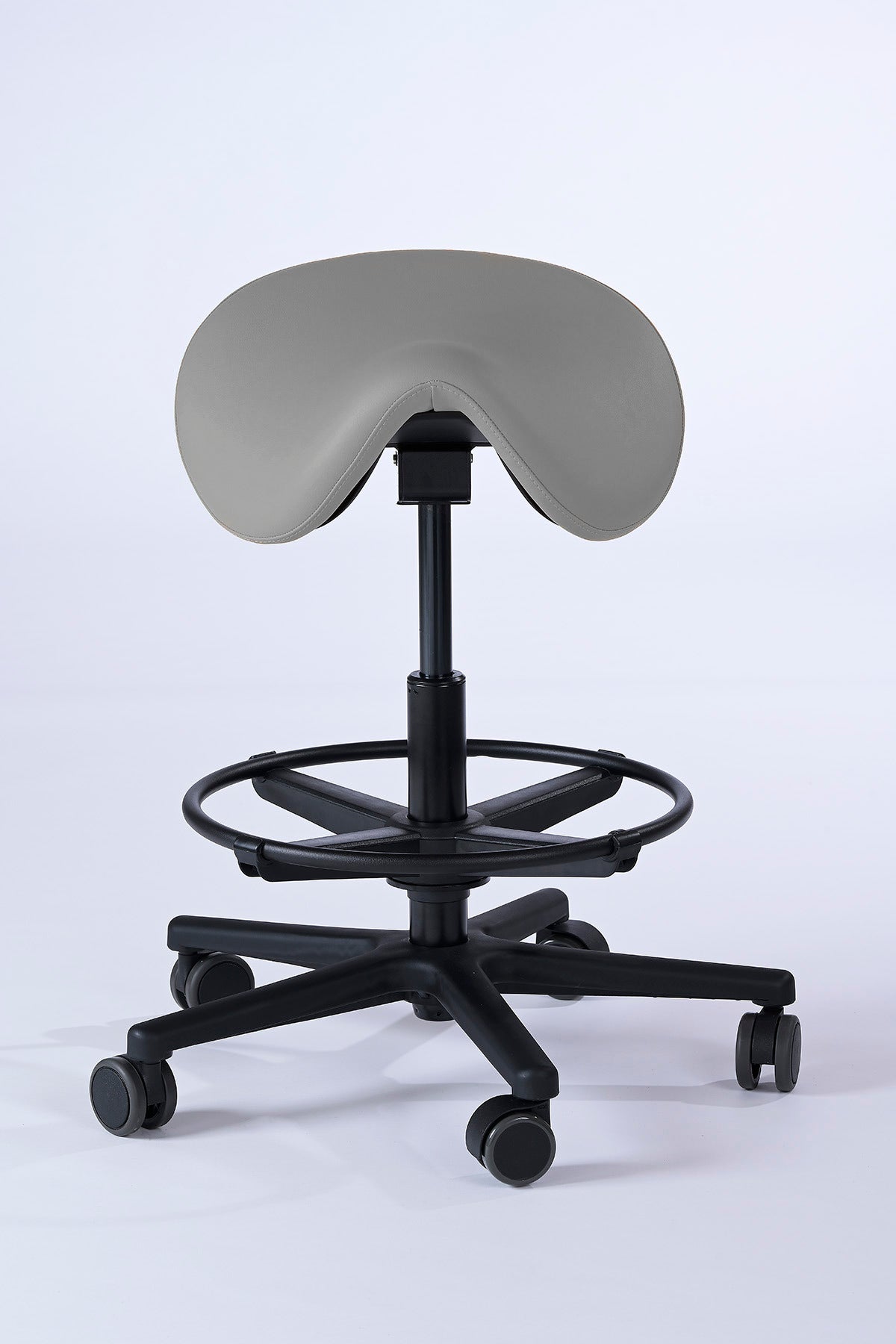 Garwin Sattelhocker in concrete mit ergonomisch geformtem Sitz, stufenlos verstellbarer Neigung und Fußstütze – ideal für Praxis, Klinik, Kosmetik oder Friseursalon