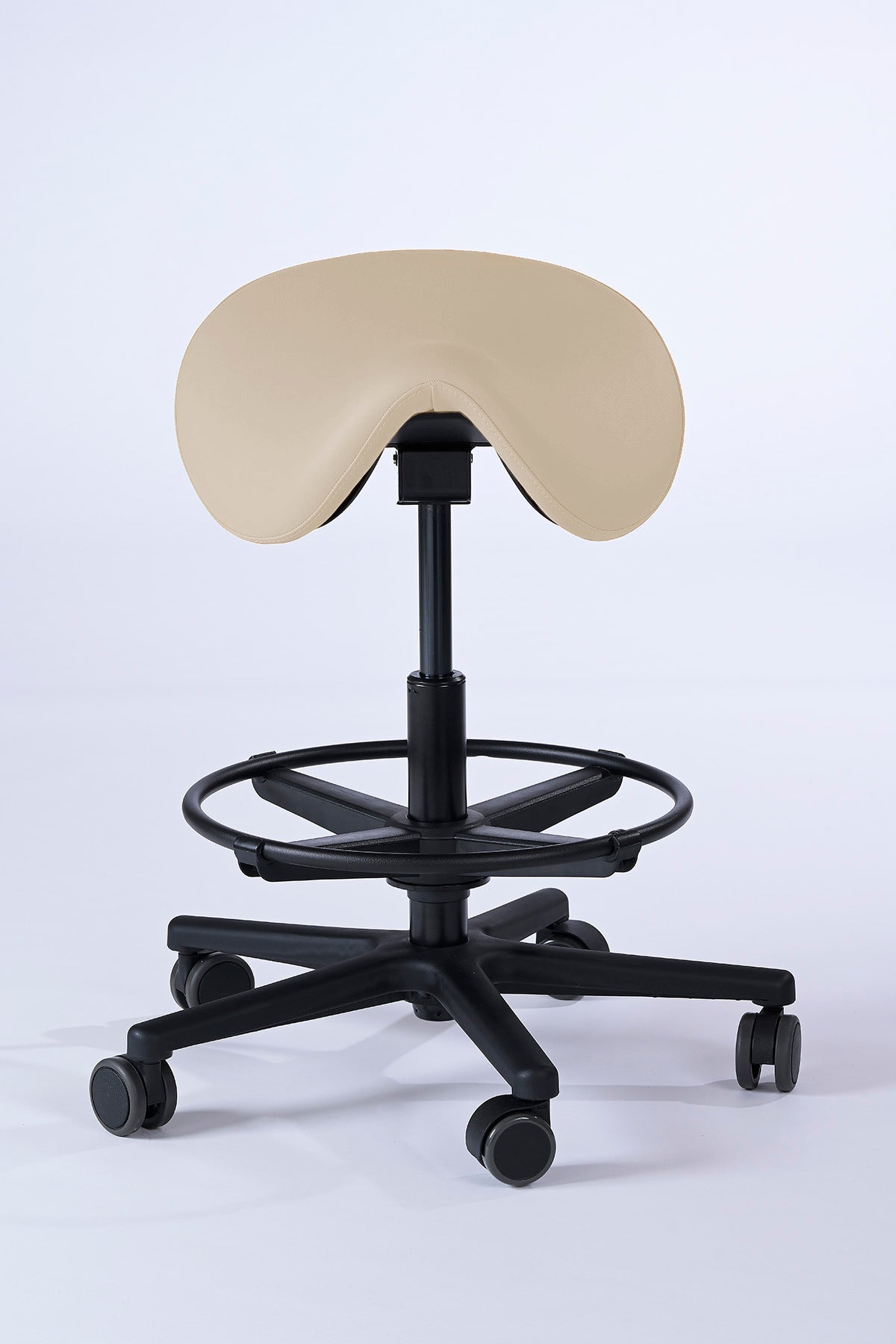 Garwin Sattelhocker in cream mit ergonomisch geformtem Sitz, stufenlos verstellbarer Neigung und Fußstütze – ideal für Praxis, Klinik, Kosmetik oder Friseursalon