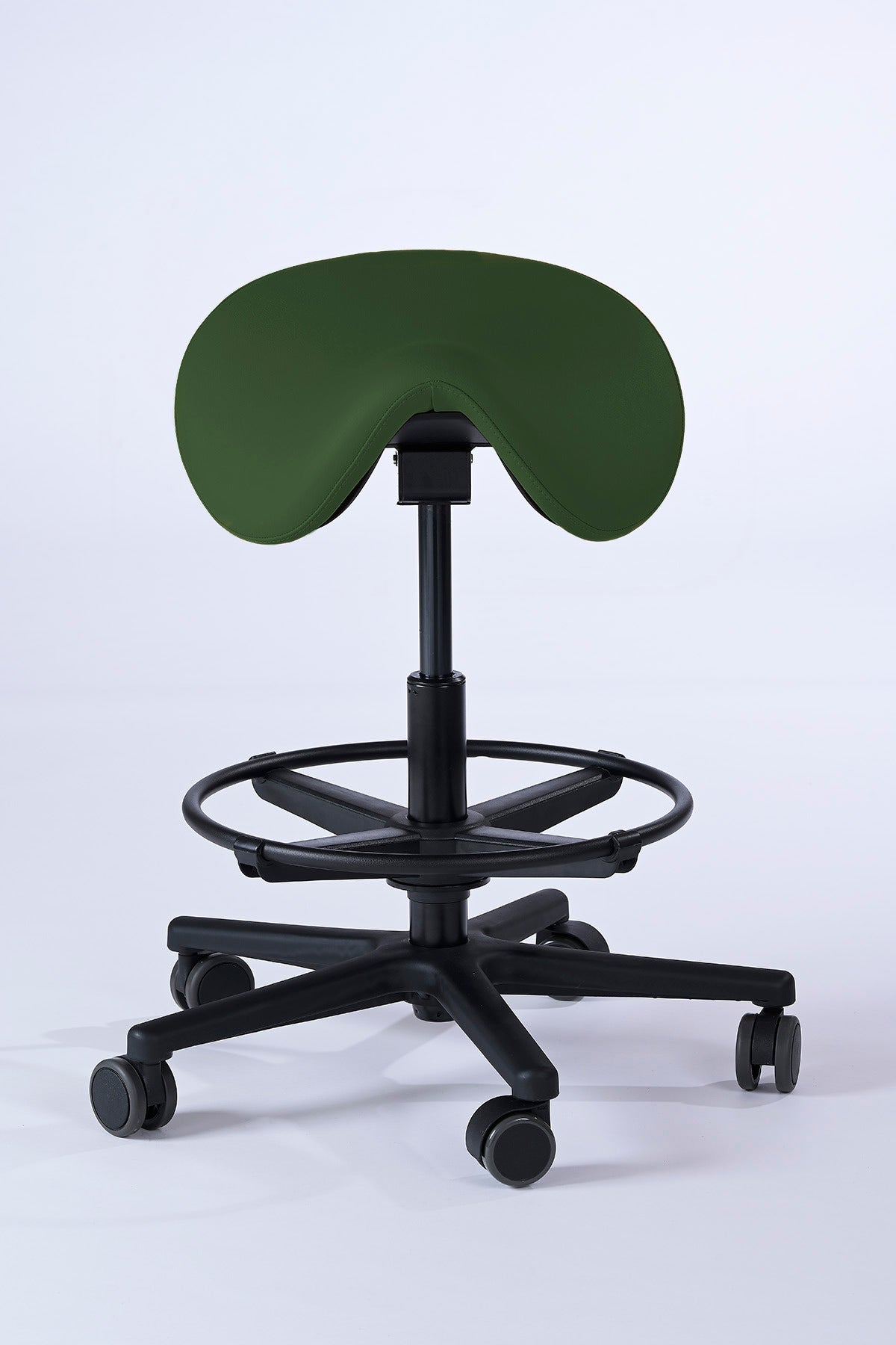 Garwin Sattelhocker in dark moss mit ergonomisch geformtem Sitz, stufenlos verstellbarer Neigung und Fußstütze – ideal für Praxis, Klinik, Kosmetik oder Friseursalon