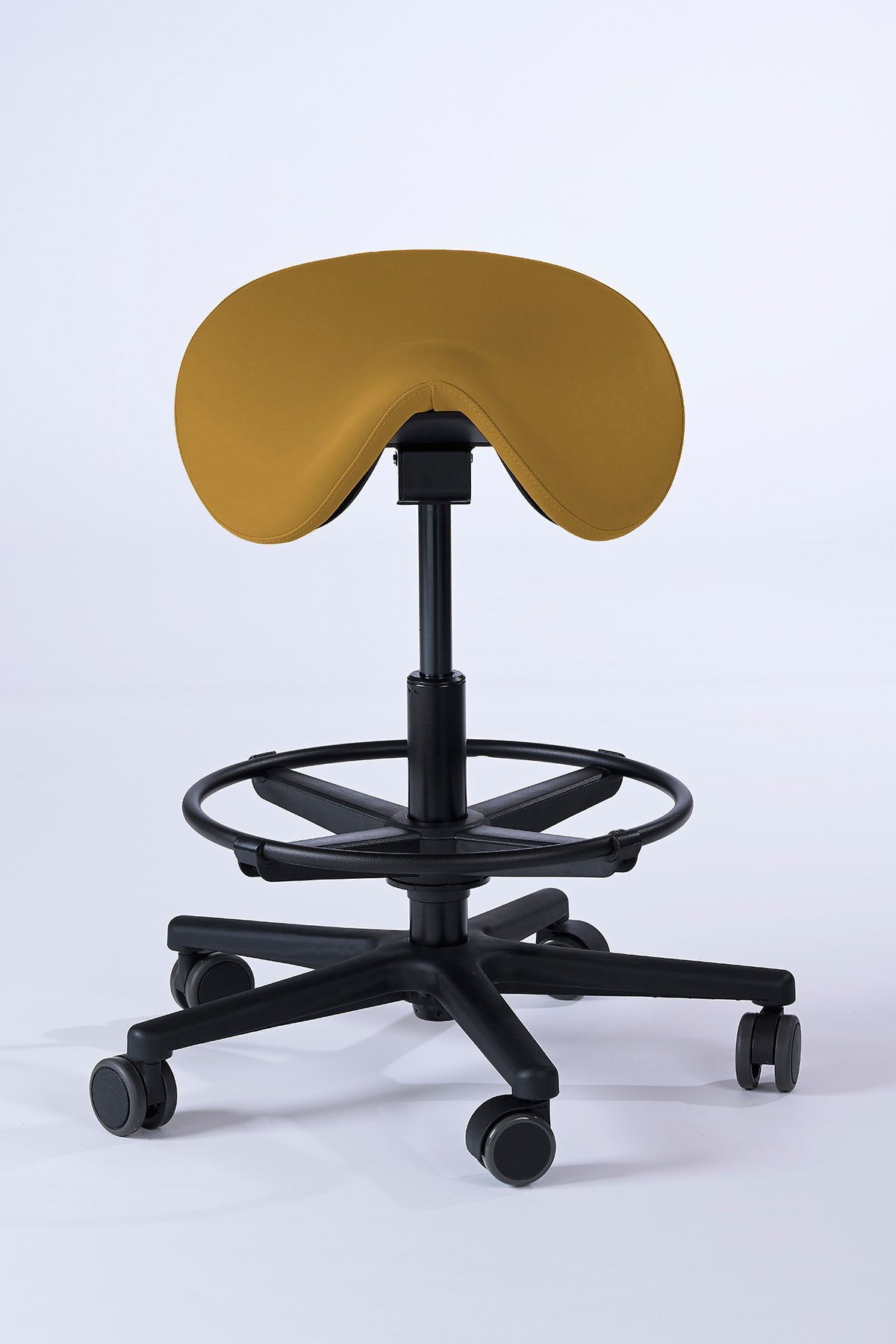 Garwin Sattelhocker in gobi mit ergonomisch geformtem Sitz, stufenlos verstellbarer Neigung und Fußstütze – ideal für Praxis, Klinik, Kosmetik oder Friseursalon.