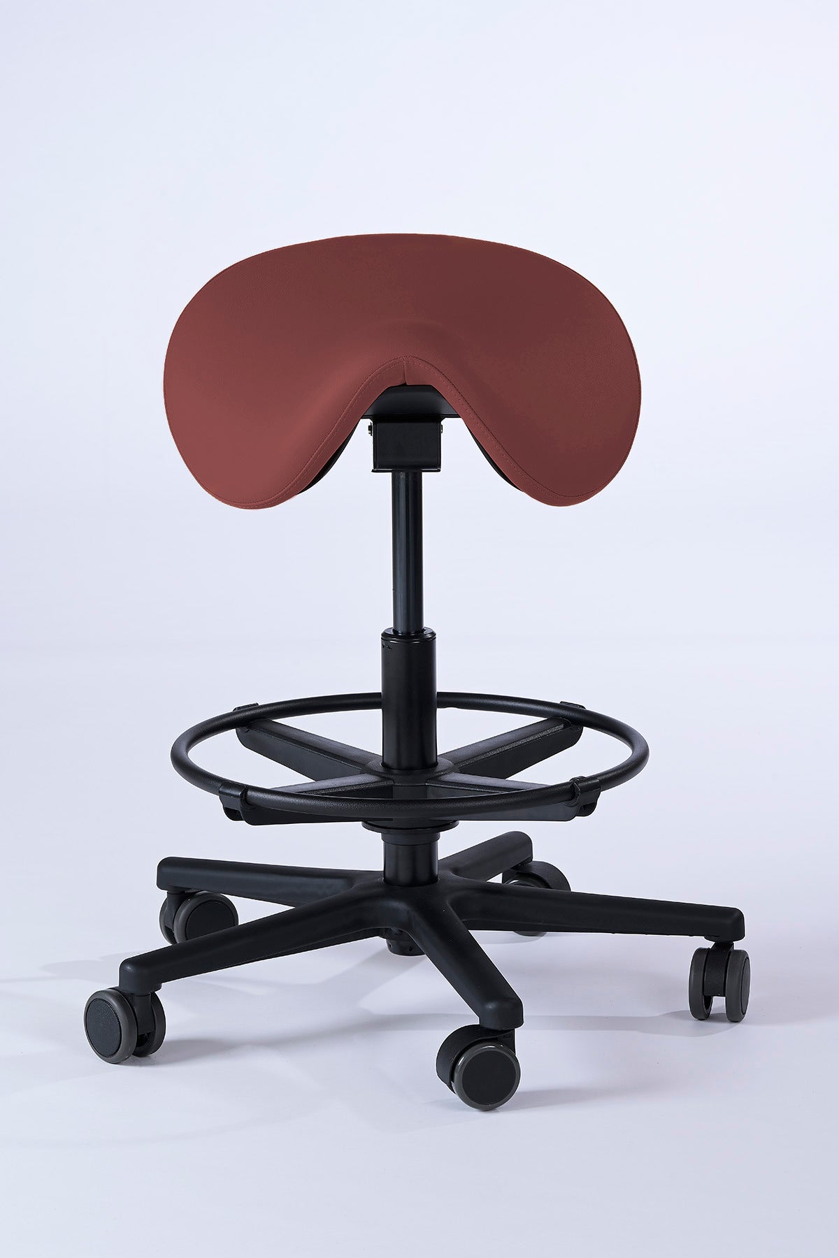 Garwin Sattelhocker in marsala mit ergonomisch geformtem Sitz, stufenlos verstellbarer Neigung und Fußstütze – ideal für Praxis, Klinik, Kosmetik oder Friseursalon