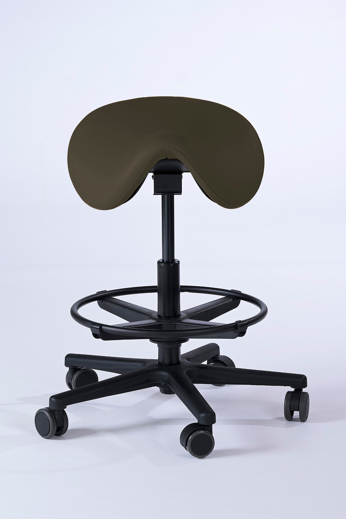 Garwin Sattelhocker in olivebrown mit ergonomisch geformtem Sitz, stufenlos verstellbarer Neigung und Fußstütze – ideal für Praxis, Klinik, Kosmetik oder Friseursalon.