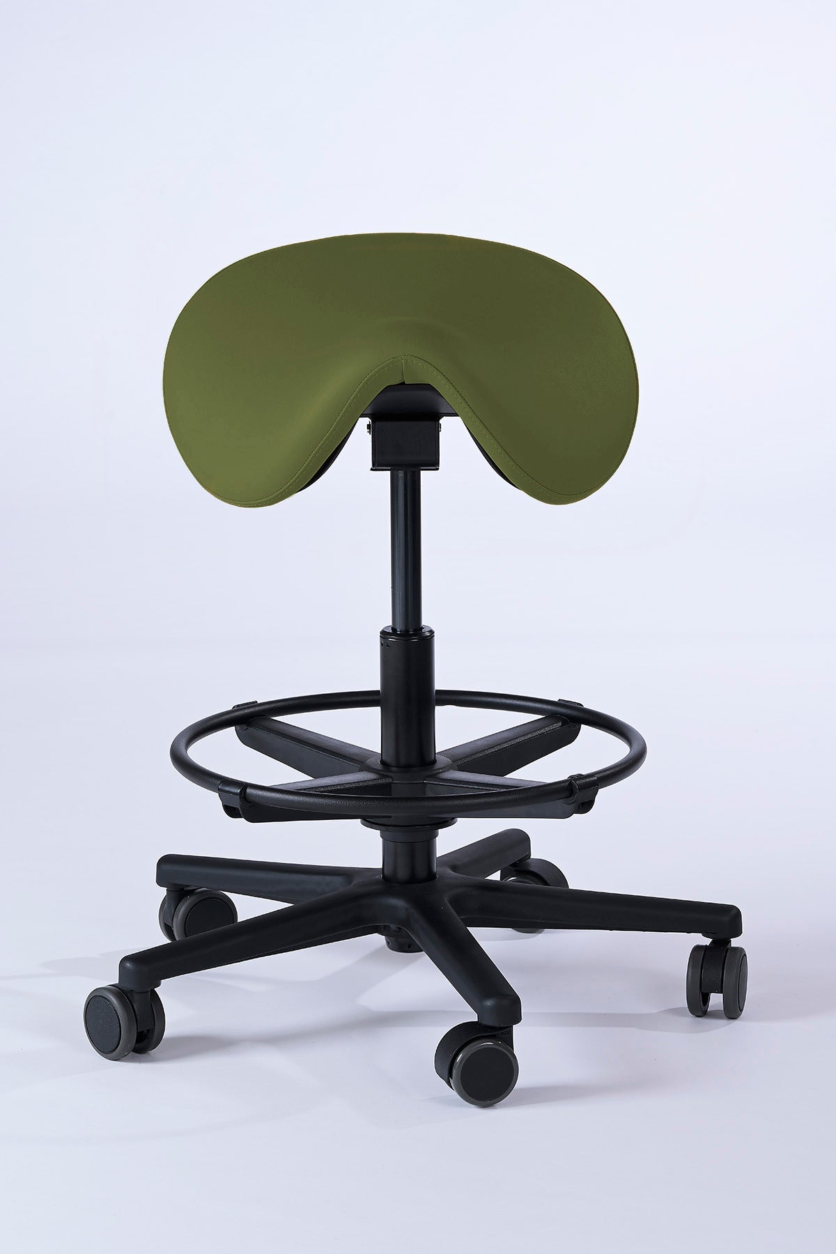 Garwin Sattelhocker in olivegreen mit ergonomisch geformtem Sitz, stufenlos verstellbarer Neigung und Fußstütze – ideal für Praxis, Klinik, Kosmetik oder Friseursalon.