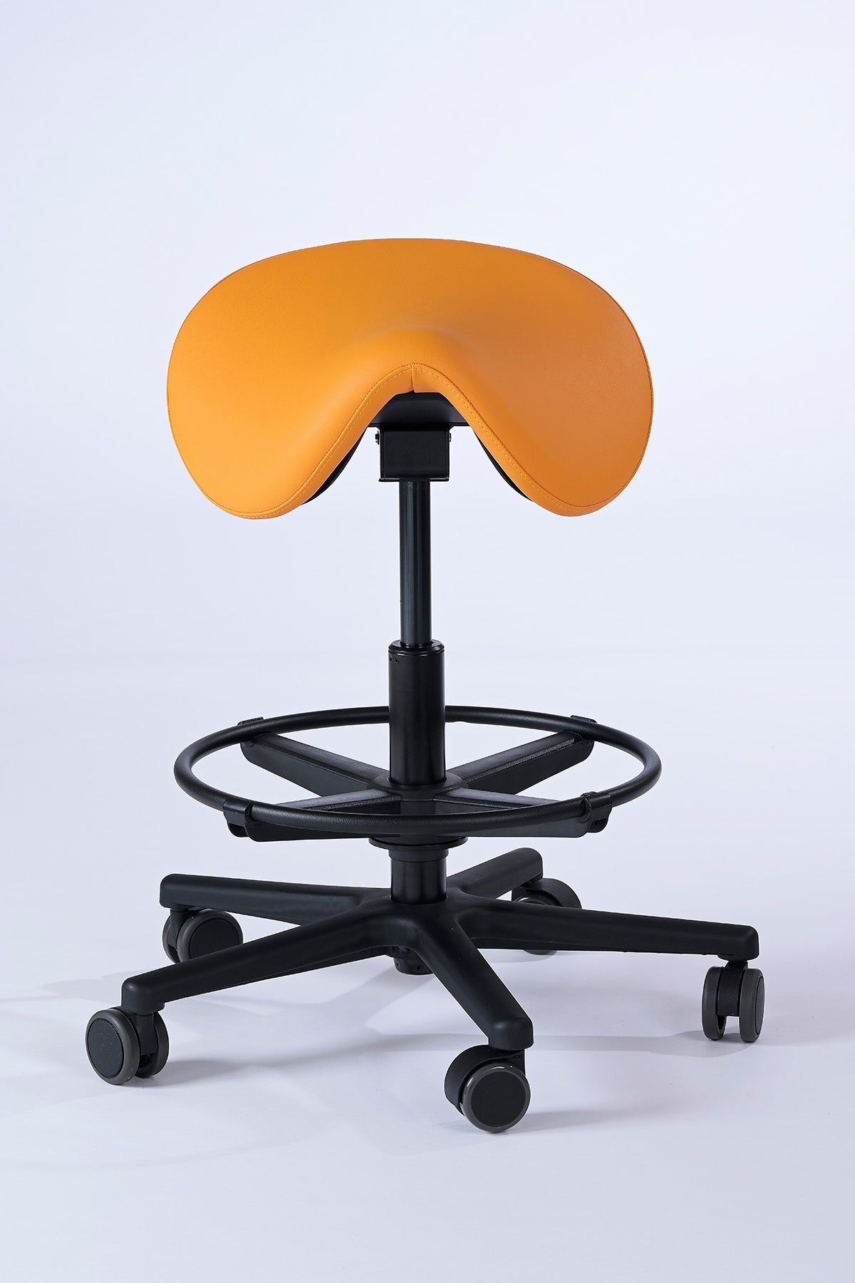 Garwin Sattelhocker in orange mit ergonomisch geformtem Sitz, stufenlos verstellbarer Neigung und Fußstütze – ideal für Praxis, Klinik, Kosmetik oder Friseursalon