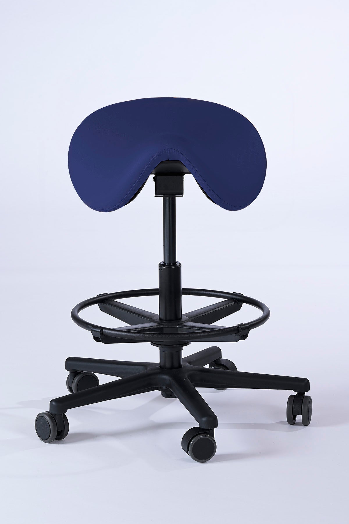 Garwin Sattelhocker in royal mit ergonomisch geformtem Sitz, stufenlos verstellbarer Neigung und Fußstütze – ideal für Praxis, Klinik, Kosmetik oder Friseursalon