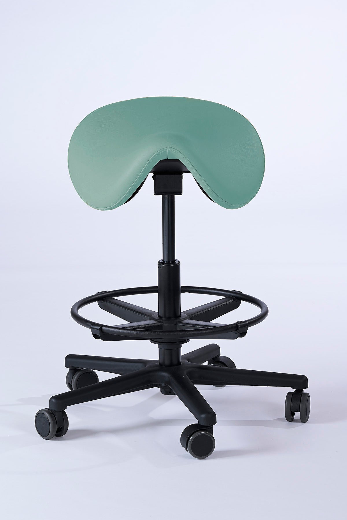 Garwin Sattelhocker in sage mit ergonomisch geformtem Sitz, stufenlos verstellbarer Neigung und Fußstütze – ideal für Praxis, Klinik, Kosmetik oder Friseursalon