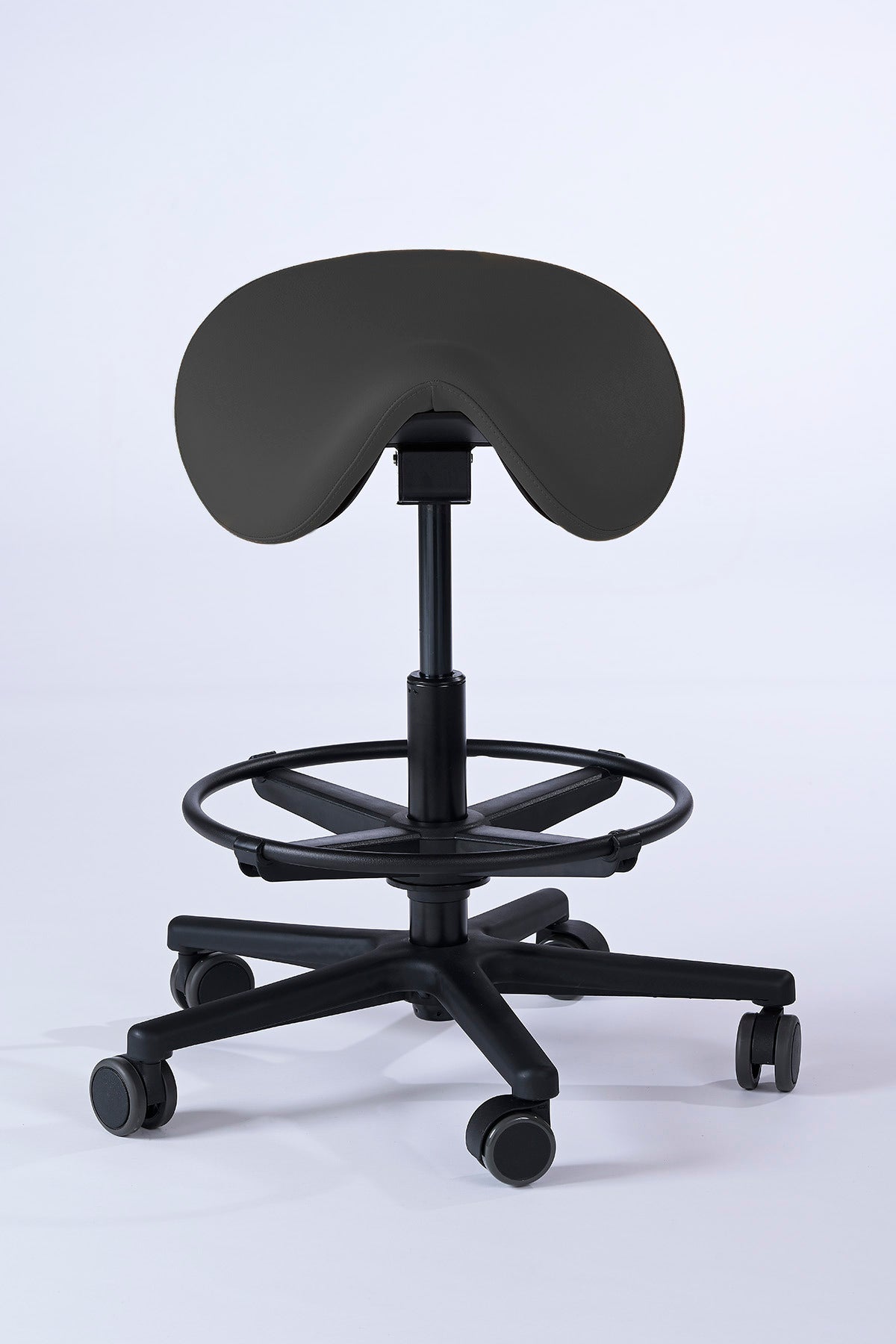 Garwin Sattelhocker in schwarz mit ergonomisch geformtem Sitz, stufenlos verstellbarer Neigung und Fußstütze – ideal für Praxis, Klinik, Kosmetik oder Friseursalon