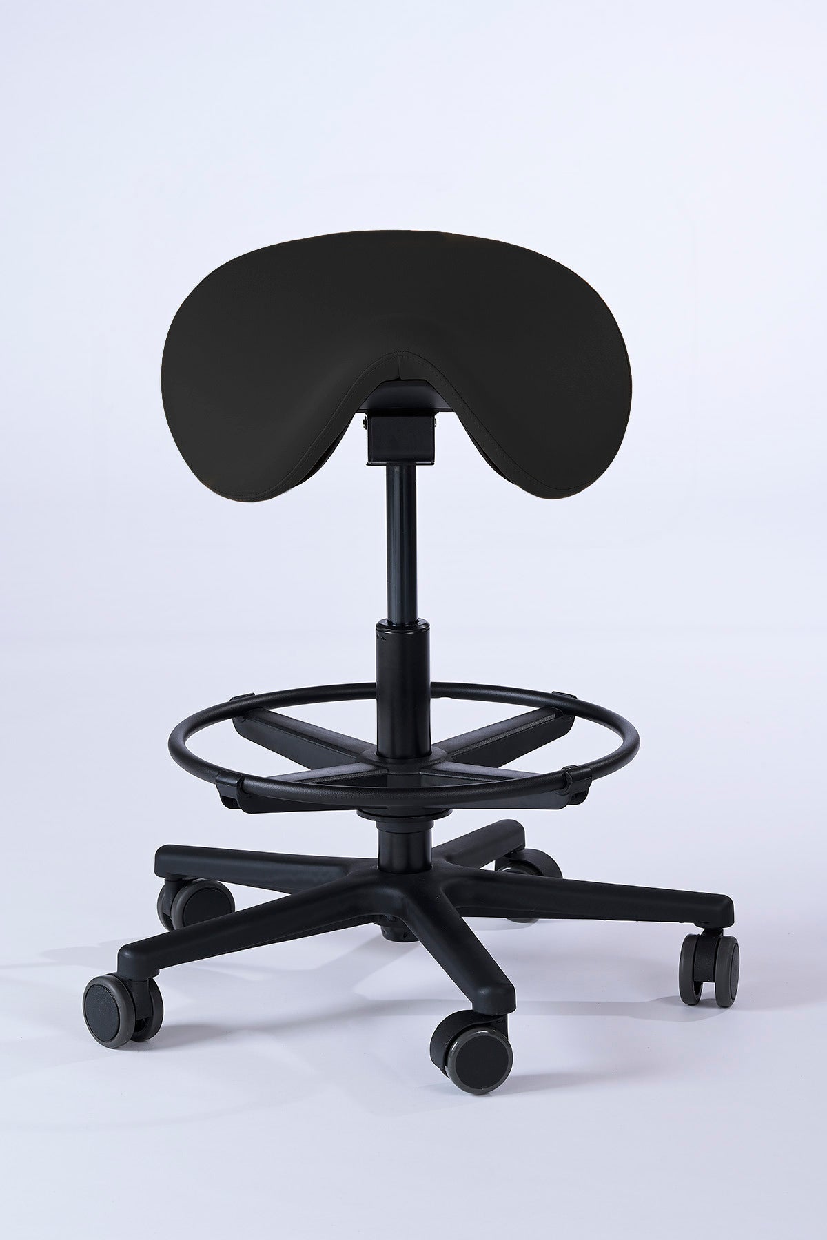 Garwin Sattelhocker in schwarz mit ergonomisch geformtem Sitz, stufenlos verstellbarer Neigung und Fußstütze – ideal für Praxis, Klinik, Kosmetik oder Friseursalon