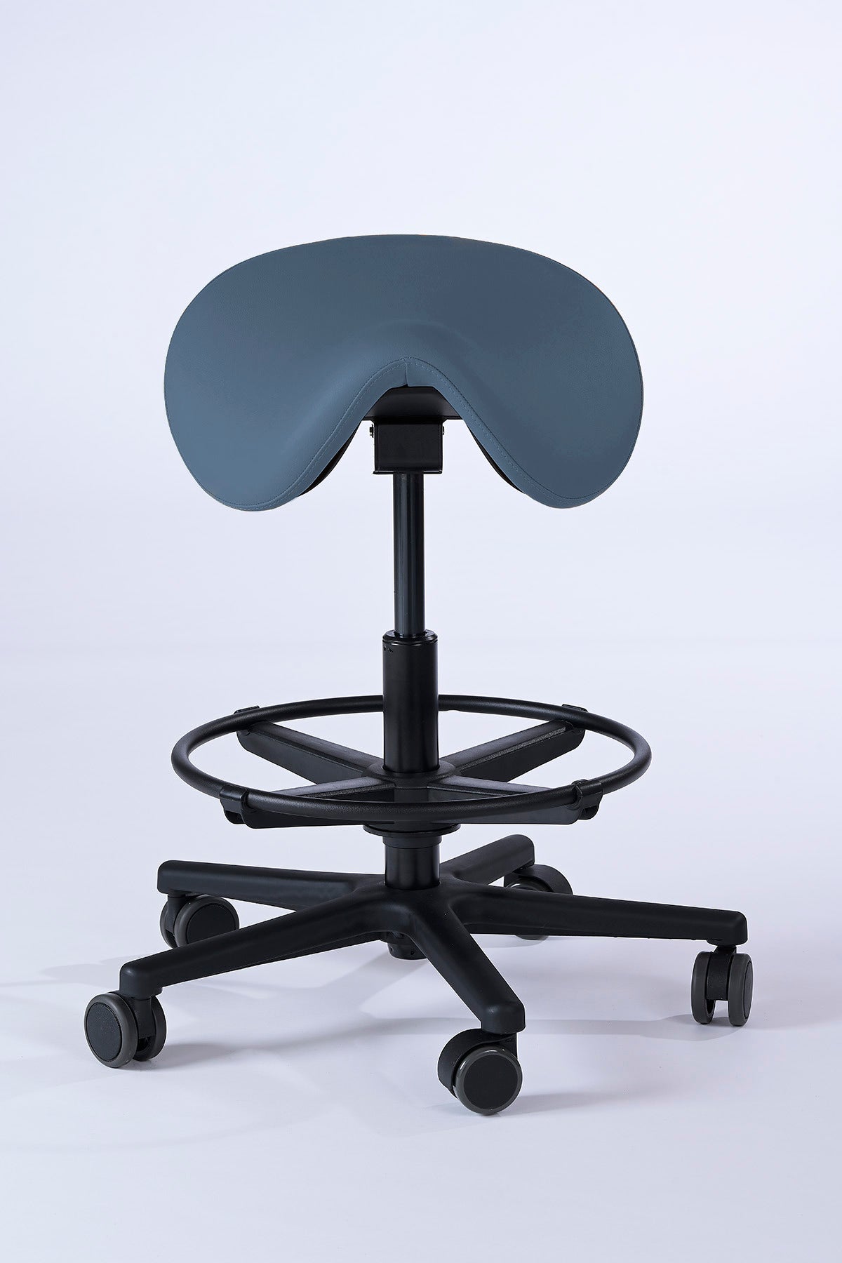Garwin Sattelhocker in stone blue mit ergonomisch geformtem Sitz, stufenlos verstellbarer Neigung und Fußstütze – ideal für Praxis, Klinik, Kosmetik oder Friseursalon