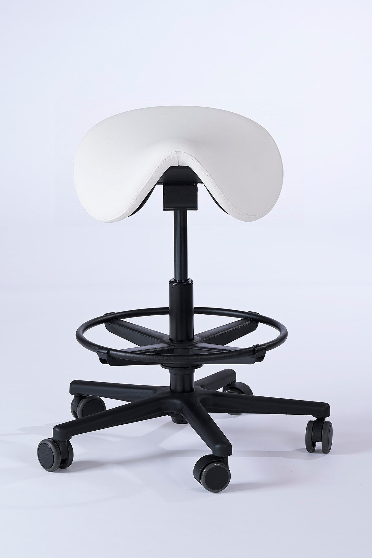 Garwin Sattelhocker in weiss mit ergonomisch geformtem Sitz, stufenlos verstellbarer Neigung und Fußstütze – ideal für Praxis, Klinik, Kosmetik oder Friseursalon