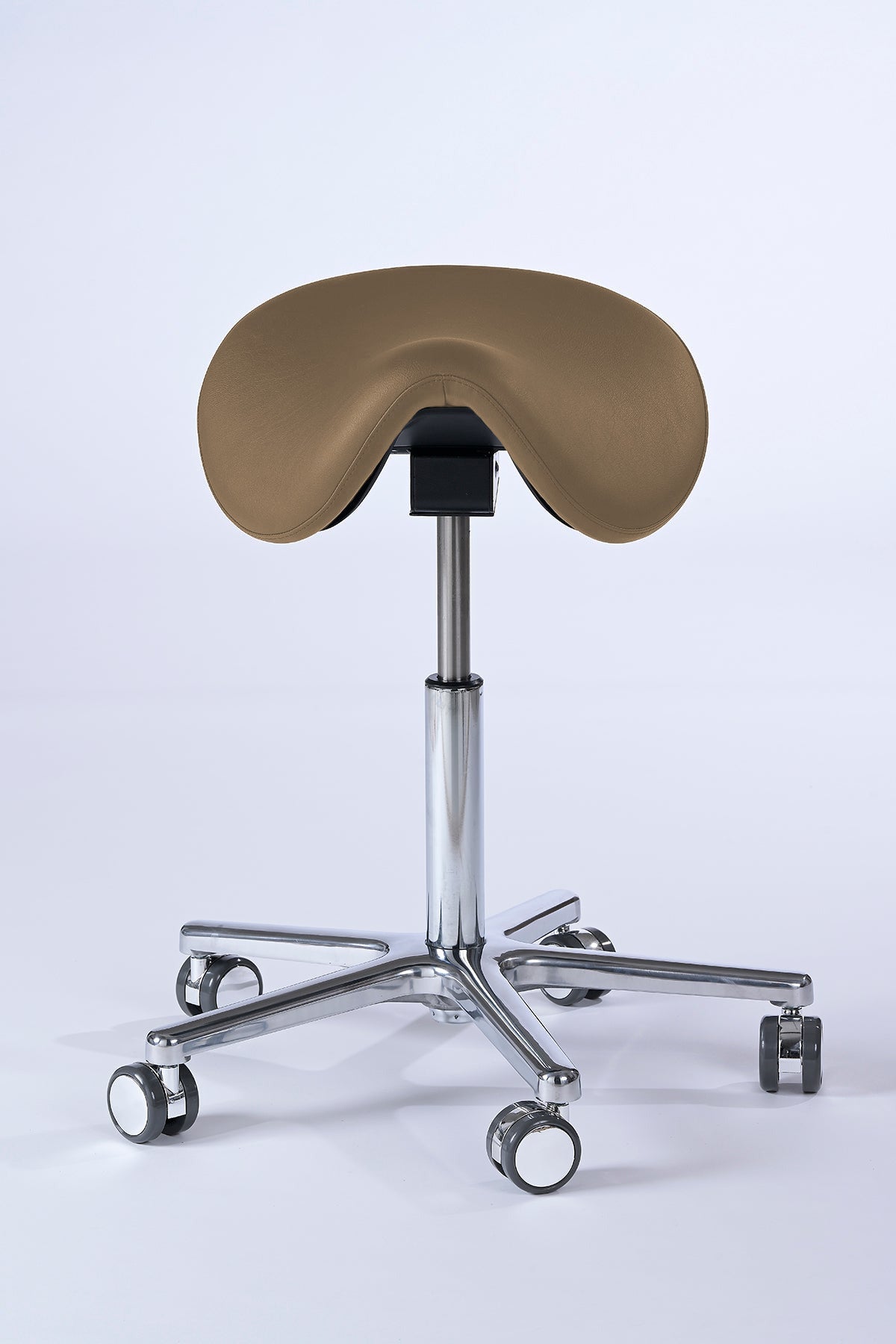 Garwin Sattelhocker in braun mit ergonomisch geformtem Sitz, stufenloser Höhen- und Neigungsverstellung sowie 360° Drehfunktion – ideal für Arztpraxis, Klinik, Kosmetikstudio und Friseursalon