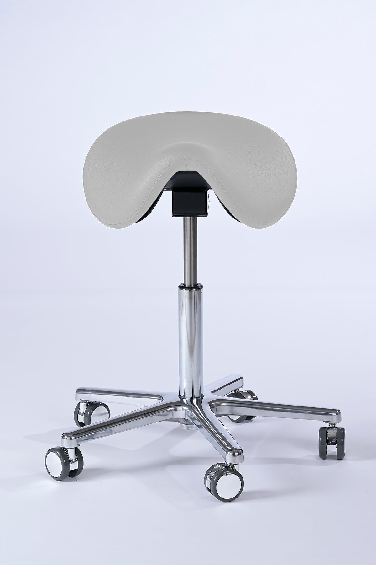 Garwin Sattelhocker in grey mit ergonomisch geformtem Sitz, stufenloser Höhen- und Neigungsverstellung sowie 360° Drehfunktion – ideal für Arztpraxis, Klinik, Kosmetikstudio und Friseursalon