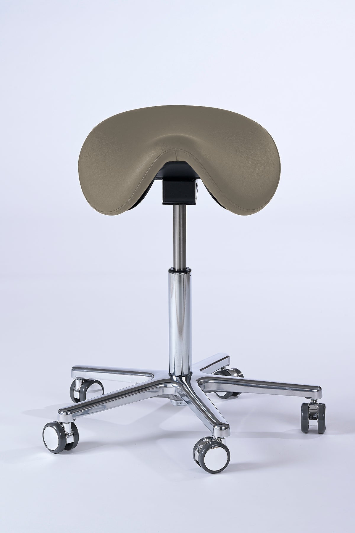 Garwin Sattelhocker in hellbraun mit ergonomisch geformtem Sitz, stufenloser Höhen- und Neigungsverstellung sowie 360° Drehfunktion – ideal für Arztpraxis, Klinik, Kosmetikstudio und Friseursalon