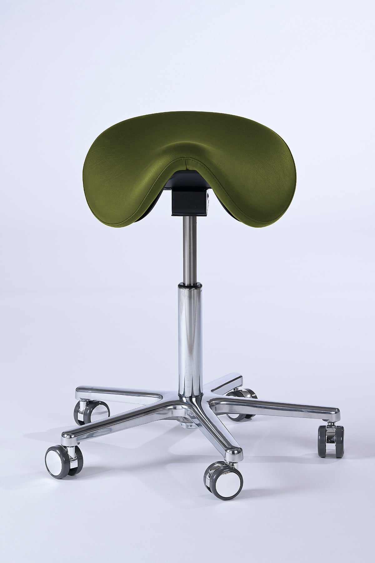 Garwin Sattelhocker in olivgruen mit ergonomisch geformtem Sitz, stufenloser Höhen- und Neigungsverstellung sowie 360° Drehfunktion – ideal für Arztpraxis, Klinik, Kosmetikstudio und Friseursalon
