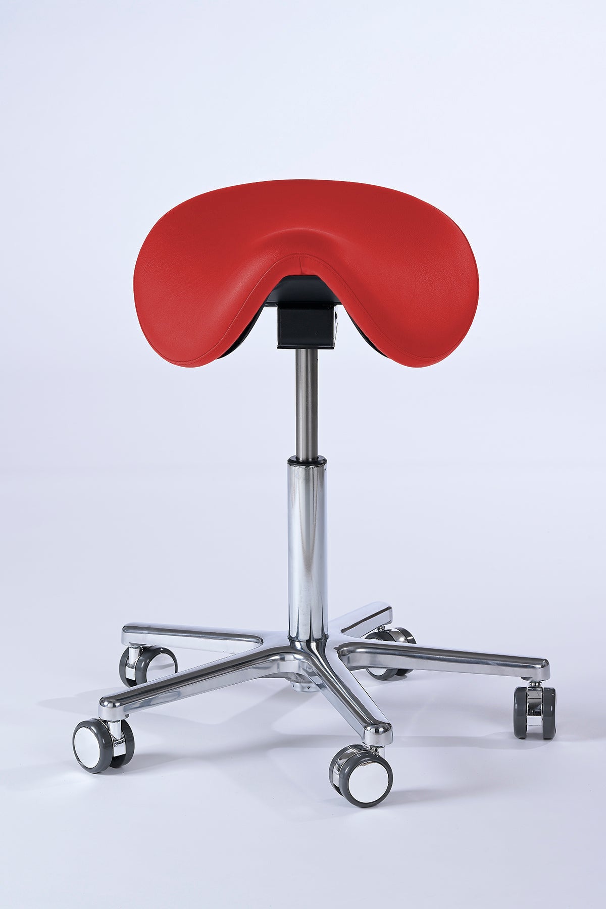 Garwin Sattelhocker in rot mit ergonomisch geformtem Sitz, stufenloser Höhen- und Neigungsverstellung sowie 360° Drehfunktion – ideal für Arztpraxis, Klinik, Kosmetikstudio und Friseursalon