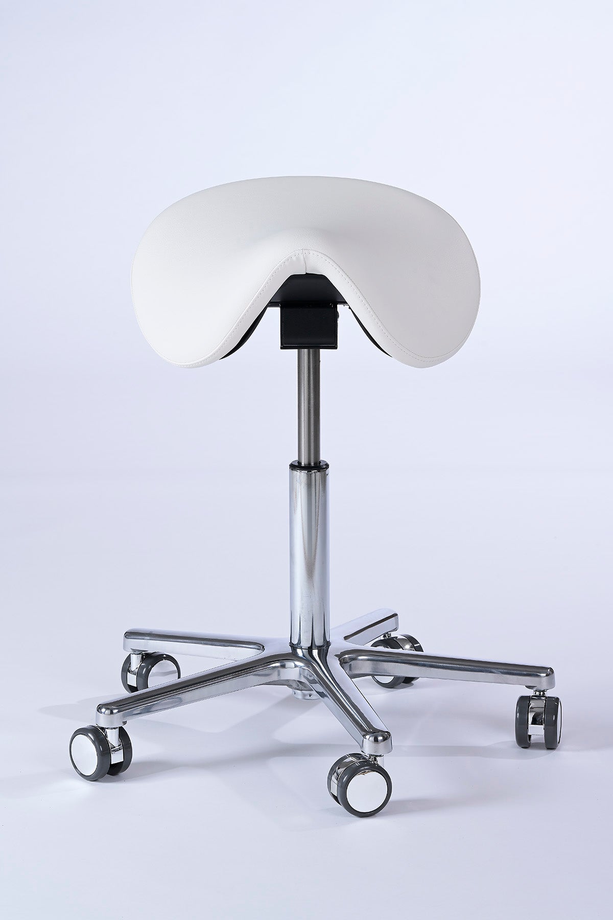 Garwin Sattelhocker in Weiß mit ergonomisch geformtem Sitz, stufenloser Höhen- und Neigungsverstellung sowie 360° Drehfunktion – ideal für Arztpraxis, Klinik, Kosmetikstudio und Friseursalon